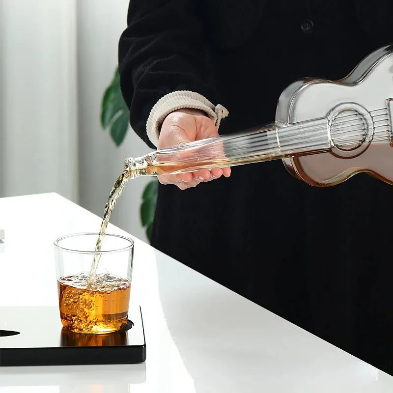 Set decantor in forma de vioara cu 2 pahare si suport din lemn 1000 ml