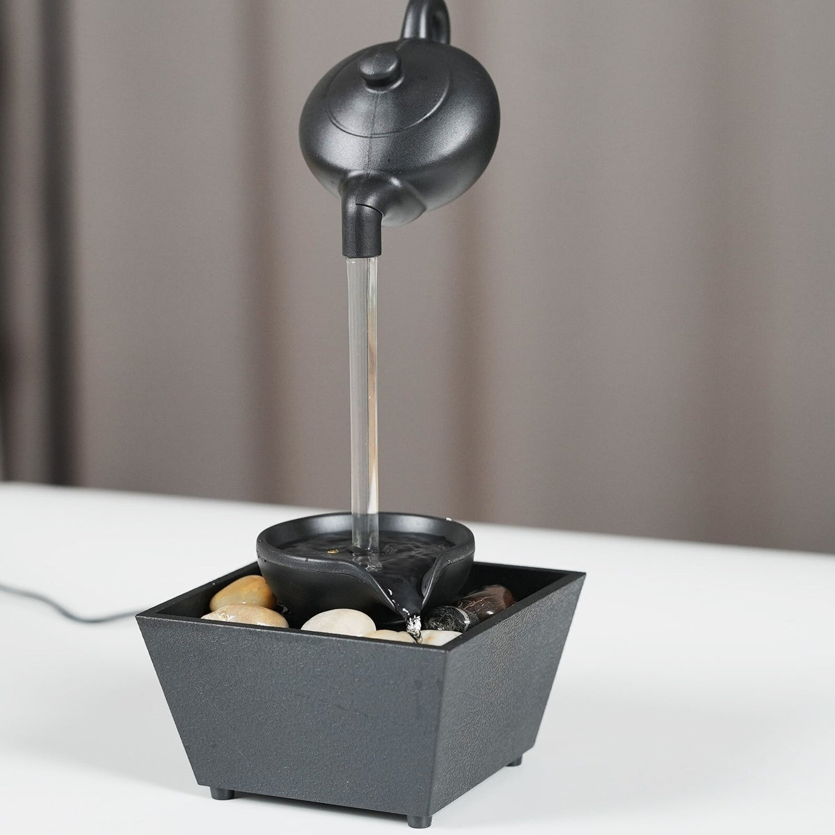 Fantana decorativa cu ceainic suspendat, alimentare USB si baterii, 27.5x11.7x11.7cm, cu lumini LED si pietre, negru, 404g