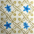 Tapet decorativ 3D cu flori albastre și ornamente aurii – 70 × 70 cm