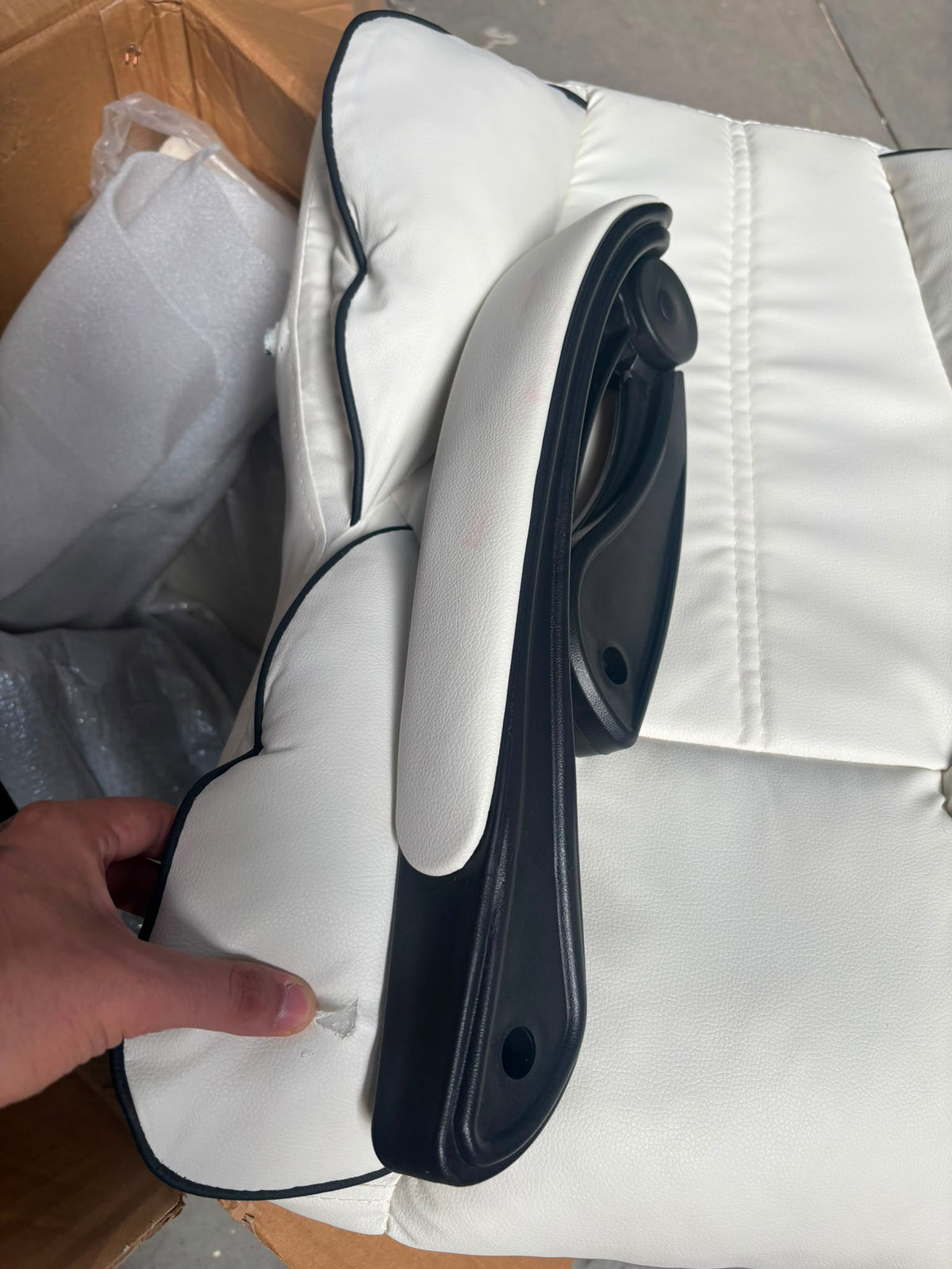 RESIGILAT — Scaun Ergonomic Directorial cu Suport Picioare Rabatabil Piele Ecologica Alb · Acceptabil #002