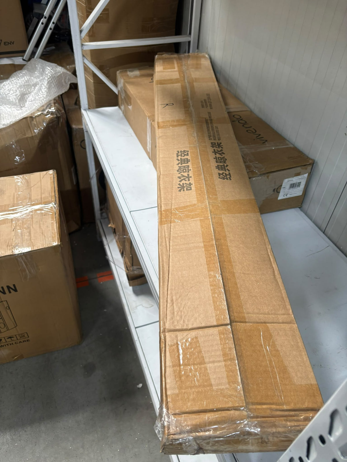 RESIGILAT — Suport dublu de umerase pentru haine, cu 1 suport de pantofi, din metal, cu raft depozitare deasupra – 50KG greutate maxima, 150x110x50cm Alb · Acceptabil #001