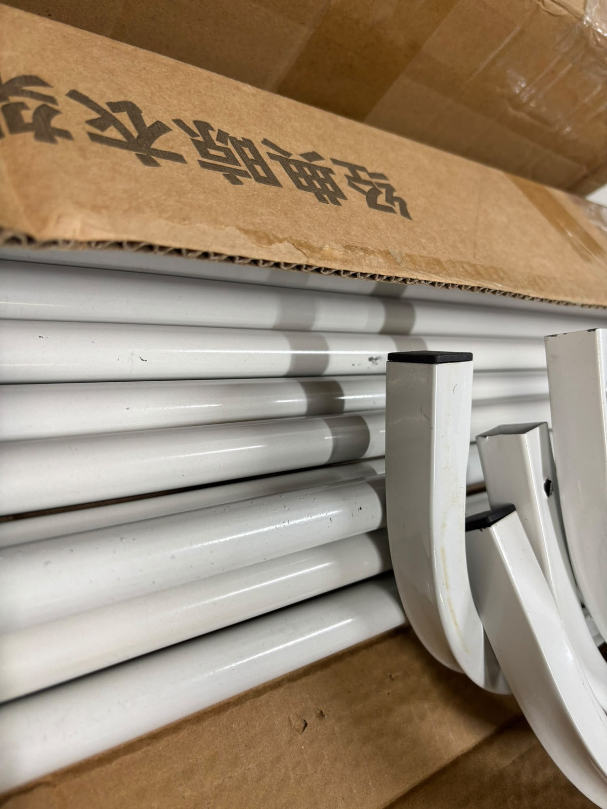 RESIGILAT — Suport dublu de umerase pentru haine, cu 1 suport de pantofi, din metal, cu raft depozitare deasupra – 50KG greutate maxima, 150x110x50cm Alb · Acceptabil #002