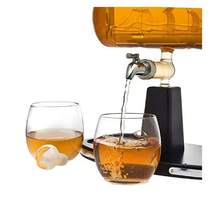 Set Decantor Whisky sub forma de corabie cu suport de lemn si 4 pahare, 1100ml