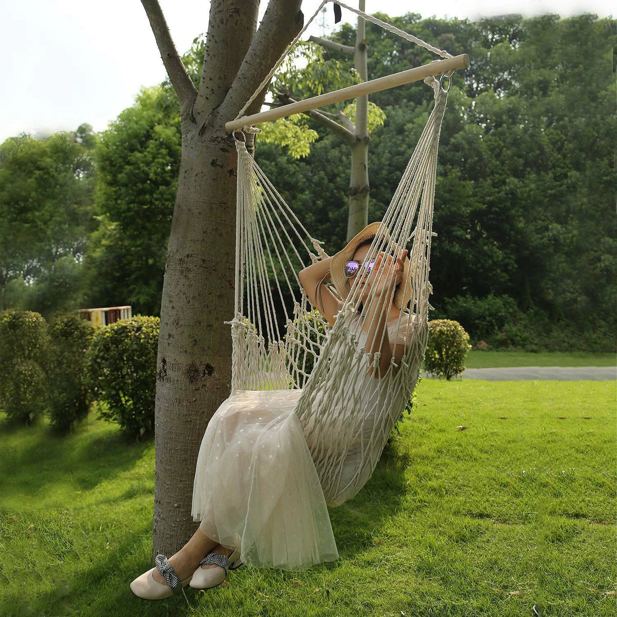 Scaun hamac de exterior suspendat cu bară de lemn, capacitate 110 kg, pentru interior sau exterior