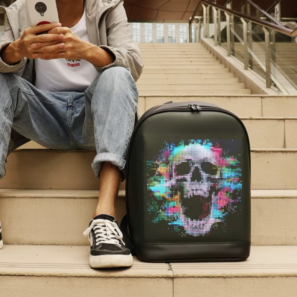 Ghiozdan Smart cu Display LED, WiFi, USB, 23L – Rezistent la Apa, incarcare USB