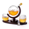Set decantor cu doua pahare din sticla, design Glob Pamantesc, cu suport de lemn, 850 ml