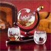 Set decantor cu doua pahare din sticla, design Glob Pamantesc, cu suport de lemn, 850 ml