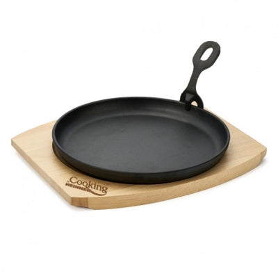 Platou servire rotund Cooking by Heinner, 22 cm, fonta pura, cu maner detasabil si baza din lemn