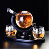 Set decantor cu doua pahare din sticla, design Glob Pamantesc, cu suport de lemn, 850 ml