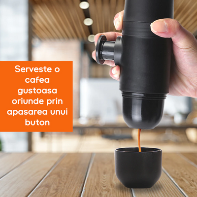 Espressor manual portabil cu cescuta incorporata, pentru voiaj