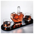 Set decantor whisky in forma de mana cu pahare si suport